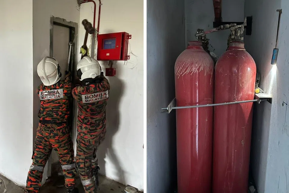 TERPERANGKAP: Anggota bomba kelihatan memecah masuk sebuah bilik penyimpanan tong karbon dioksida selepas menerima panggilan dua orang terperangkap di dalamnya pada 17 Januari.
