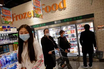 LANGKAH KESELAMATAN DIPERKETAT: Firma logistik di China perlu akur pada protokol keselamatan yang dipertingkatkan dalam perihal logistik makanan beku bagi melindungi pekerja barisan hadapan daripada terkena jangkitan Covid-19.