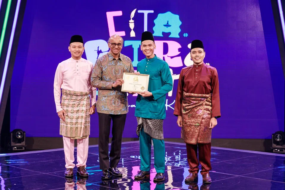 (Dari kiri) Pengerusi MBMS, Encik Fahmi Aliman; Tetamu Terhormat Presiden Tharman Shanmugaratnam; Duta Bahasa 2024, Dr Fadzil Hamzah; dan Pengerusi Jawatankuasa Bulan Bahasa, Encik Zhulkarnain Abdul Rahim, semasa Program Pelancaran Bulan Bahasa 2024 pada 7 September di Kampus Mediacorp. 
