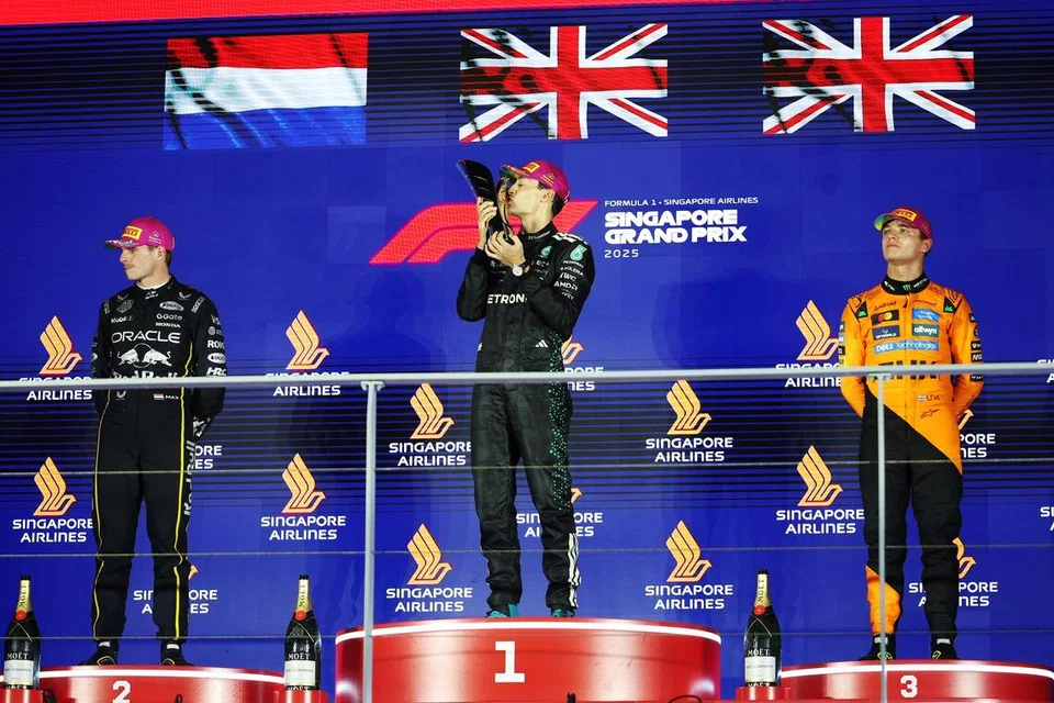 Pelumba Mercedes, George Russell, berjaya mengatasi pesaing Red Bull, Max Verstappen (tempat kedua), dan pemandu McLaren, Lando Norris (tempat ketiga), untuk menjuarai Grand Prix Singapura. Keputusan tersebut bermakna pendahulu Formula Satu (F1), Oscar Piastri, hanya berjaya menduduki tempat keempat. 