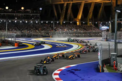 Imbas kembali Grand Prix Singapura 2025 yang menarik dan mendebarkan.  Ia bakal kembali pada 9 Oktober dengan format baru.