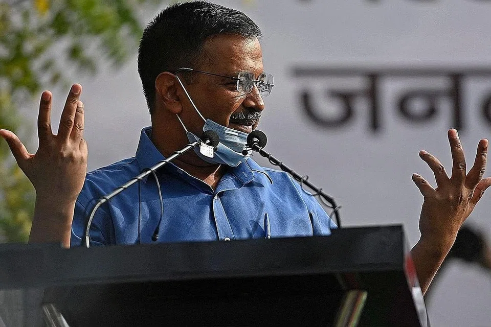KONTROVERSI DI INDIA: Ketua Menteri Delhi dan ketua Parti Aam Aadmi (AAP), Encik Arvind Kejriwal, menerima kritikan baru-baru ini setelah membuat kenyataan palsu mengenai "jenis korona baru yang dijumpai di Singapura". - Foto AFP