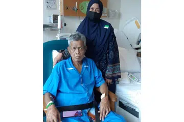 SELAMAT JALANI PEMBEDAHAN: Encik Sulaiman selamat menjalani pembedahan pemindahan hati baru-baru ini. Beliau bergambar bersama isterinya, Cik Radiah Abdul Rahman, yang melawatnya di NUH. - Foto ihsan SULAIMAN MUSEIN