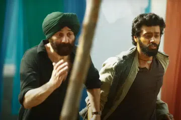 GANDINGAN SERASI: Sunny Deol (kiri) selaku Tara Singh dan Utkarsh Sharma sebagai Charanjeet ‘Jeete’ Singh, anak yang awalnya selalu bertekak dengan bapanya yang garang, menyaksikan keserasian dalam babak tegang filem ‘Gadar 2’ di mana mereka memperjuangkan hak di kala Pakistan dan India masih bertelagah.