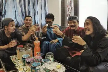 GABUNGAN LAMA DAN BARU: Anggota Klutz yang terdiri daripada (dari kiri) Shafiq Kamis, Apai, Pirah Shah dan Fuzz (kanan) seronok bertukar fikiran dengan penyanyi veteran, M. Ramlee (dua dari kanan), bagi menghasilkan semula lagu 'Hari Lebaran'. - Foto KLUTZ