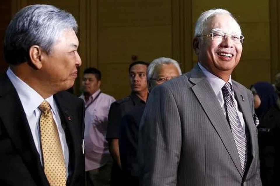 Datuk Seri Ahmad Zahid (kiri) dan Datuk Seri Najib semasa pembentangan semakan belanjawan pada Januari 3016. Timbalan Perdana Menteri itu berkata beliau mahu mencontonhi sikap penyayang Datuk Seri Najib. Gambar REUTERS 