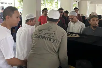 TERKORBAN: Bapa Allahyarhamha Yasmin, Encik Abdullah Sunyar (dua dari kanan), mengusung jenazah anaknya itu untuk dikebumikan di Pusara Aman. - Foto BH oleh MUHAIMIN SUZAINI / FACEBOOK