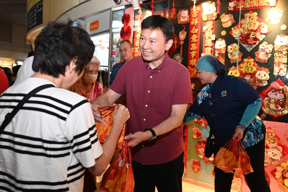 Menteri Pengangkutan merangkap Menteri Kedua Kewangan, Encik Chee Hong Tat (dua dari kanan), yang juga Anggota Parlimen GRC Bishan-Toa Payoh, mengagihkan limau kepada penduduk di HDB Hub di Toa Payoh pada 26 Januari. 