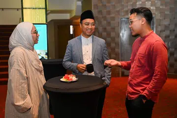 Presiden Pergas, Ustaz Muhammad Tarmizi Abdul Wahid bersama antara peserta Muktamar Pergas, Ustazah Marhama Senewi (kiri) dan pengasas badan tidak meraih keuntungan, Membina Community Ltd, Encik Mohamed Nor Jihad Mohamed Suhaimi (kanan) di Hotel Villlage Changi pada 24 Mei 2025.