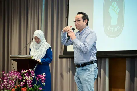 Encik Ghazali Abdul Wahab bersama isterinya, Cik Noor Aishah, menjalankan bengkel untuk melengkapkan ibu bapa dengan sikap psikologi positif bagi menangani cabaran dan tekanan pada 16 November 2024. 