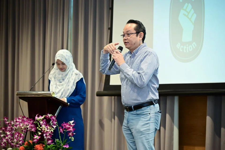 Encik Ghazali Abdul Wahab bersama isterinya, Cik Noor Aishah, menjalankan bengkel untuk melengkapkan ibu bapa dengan sikap psikologi positif bagi menangani cabaran dan tekanan pada 16 November 2024. 
