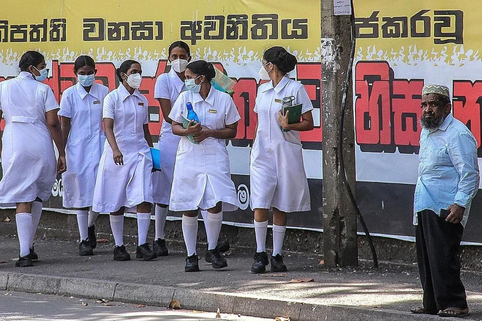 TIDAK TERJAGA: Sekumpulan jururawat di luar Hospital National di Colombo, Sri Lanka. Beberapa ruang dan wad didapati gelap dan tidak dihuni pesakit. - Foto AFP