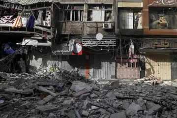 HANCUR MUSNAH: Keadaan memilukan dengan kehancuran berlaku di mana-mana termasuk di kawasan perumahan Rimal, di Kota Gaza, yang dirakamkan semalam, akibat serangan tidak berperikemanusiaan Israel ke atas penduduk Gaza. - Foto AFP
