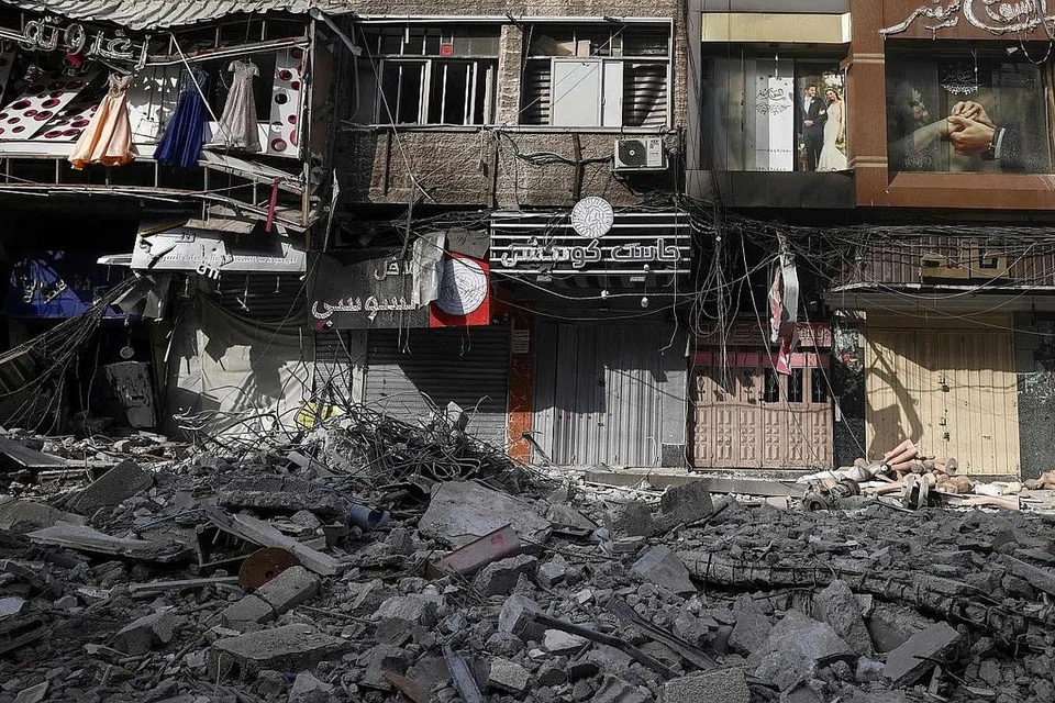 HANCUR MUSNAH: Keadaan memilukan dengan kehancuran berlaku di mana-mana termasuk di kawasan perumahan Rimal, di Kota Gaza, yang dirakamkan semalam, akibat serangan tidak berperikemanusiaan Israel ke atas penduduk Gaza. - Foto AFP