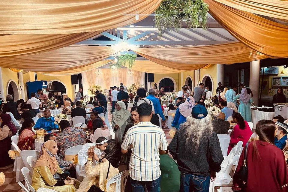 CUKUP 'POSH'?: Keupayaan penyedia khidmat dari segi dekor memainkan peranan dalam mengubah kolong blok menjadi 'istana' bagi permaisuri dan raja sehari, Cik Shehnaz dan suami Encik Ahmad Aalif. - Foto OUR WOOD LOFT 