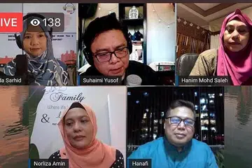 FACEBOOK LIVE: Sesi Facebook Live menampilkan (dari atas kiri ikut putaran jam) Cik Shahida Sarhid, Encik Suhaimi Yusof, Cik Hanim Mohd Salleh, Encik Hanafi Asmore dan Cik Norlizah Amin. - Foto tangkap layar FACEBOOK BH