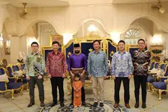 Menteri Pengangkutan, Encik Chee Hong Tat (dua dari kiri), dan Menteri Kesihatan, Encik Ong Ye Kung (tiga dari kanan), bersama Pemangku Sultan Johor, Tunku Ismail (tiga dari kiri), di Istana Bukit Serene.