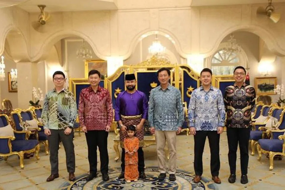 Menteri Pengangkutan, Encik Chee Hong Tat (dua dari kiri), dan Menteri Kesihatan, Encik Ong Ye Kung (tiga dari kanan), bersama Pemangku Sultan Johor, Tunku Ismail (tiga dari kiri), di Istana Bukit Serene.