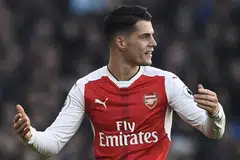 MASALAH BERGANDA: Dilayang kad merah di padang, Xhaka kini perlu menanti hasil siasatan polis London pula untuk mengetahui nasibnya selepas beliau didakwa mengeluarkan kekata berbaur perkauman. - Foto REUTERS