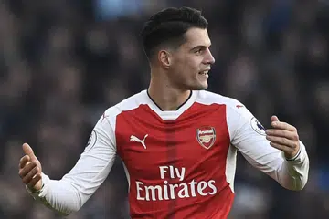 MASALAH BERGANDA: Dilayang kad merah di padang, Xhaka kini perlu menanti hasil siasatan polis London pula untuk mengetahui nasibnya selepas beliau didakwa mengeluarkan kekata berbaur perkauman. - Foto REUTERS