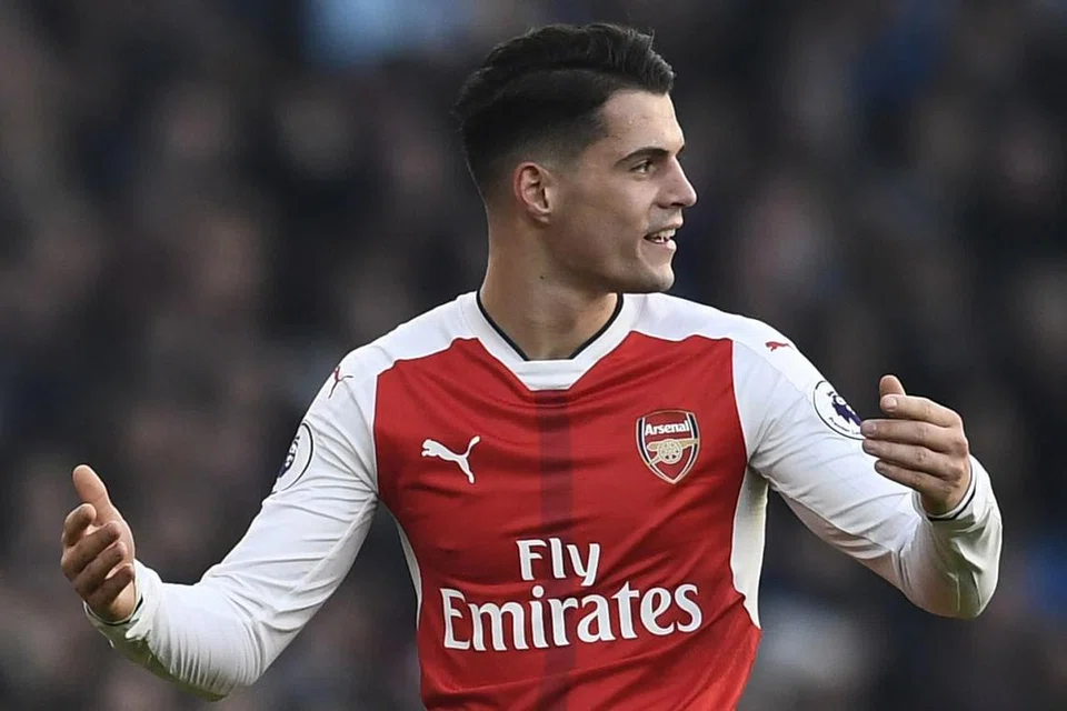 MASALAH BERGANDA: Dilayang kad merah di padang, Xhaka kini perlu menanti hasil siasatan polis London pula untuk mengetahui nasibnya selepas beliau didakwa mengeluarkan kekata berbaur perkauman. - Foto REUTERS