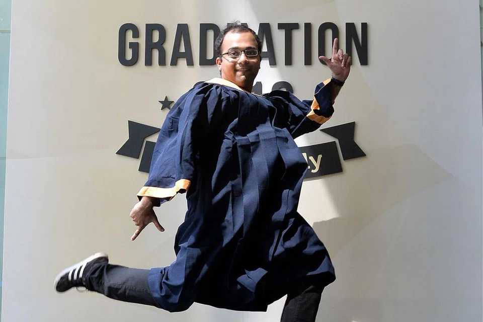 MASA TERLUANG BIKIN SEGALANYA: Semakin sibuk jadual masa Encik Shiek Abdullah Abdul Arshath, semakin banyak dikecapinya termasuk peluang menjalankan kajian dengan profesor mapan di Maktab Imperial London. - Foto M.O. SALLEH