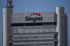 INISIATIF HIJAU: Anak syarikat pusat data Singtel memperoleh pinjaman hijau sebanyak $535 juta. Singtel akan terus meneroka cara menerapkan teknologi seperti AI untuk meningkatkan lagi kecekapan di semua pusat datanya.