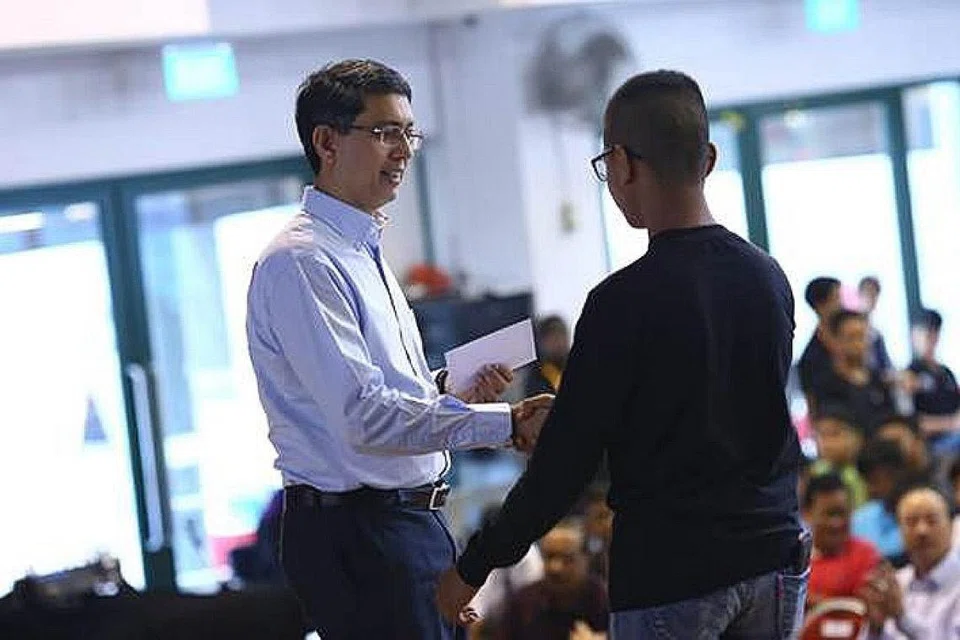 CEKAL HADAPI CABARAN: Pelajar yang menjabat tangan Setiausaha Parlimen Kanan (Pembangunan Sosial dan Keluarga merangkap Pendidikan), Profesor Madya Muhammad Faishal Ibrahim, merupakan antara 315 pelajar peringkat rendah dan menengah yang diberi dermasiswa Iscos kerana mendapat keputusan baik. - Foto: ISCOS