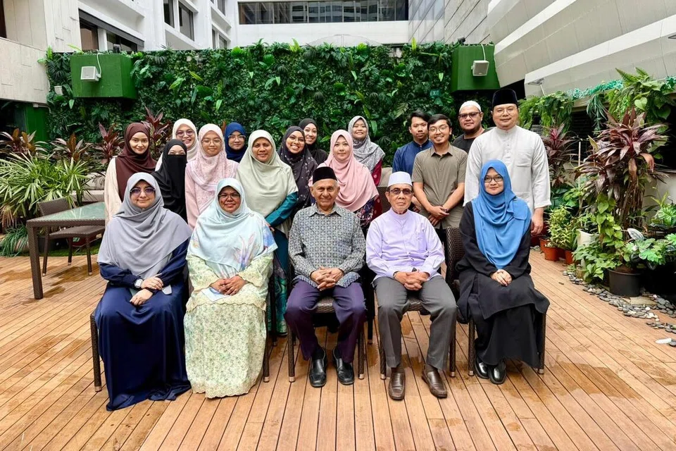 Ahli Lembaga Pengarah Institut Pengajian Islam Pergas (IPIP) bersama barisan pengurusan dan pegawai IPIP, dirakam selepas sesi rahat pertama yang menandai fasa baru pengurusan institusi ini. (Depan dari kiri) Ustazah Nazrana Haniff, Ustazah Kalthom Muhammad Isa, Dr Abbas Mohamed Shariff, Ustaz Mokson Mahori dan Ustazah Dr Siti Nur ‘Alaniah Abdul Wahid.