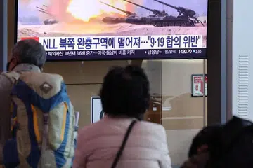 SEBAGAI AMARAN: Warga Korea Selatan di Seoul, Korea Selatan, menonton laporan berita mengenai tembakan artileri Korea Utara berdekatan perairan Korea Selatan. - Foto EPA-EFE