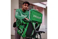 DEMI SESUAP NASI: Encik Muhammad Arsyad menggunakan basikalnya, tidak kira hujan atau panas, untuk melaksanakan tugas sebagai pekerjaan penghantaran makanan. - Foto BH oleh KHALID BABA