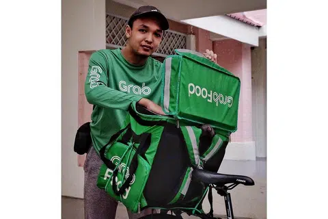 DEMI SESUAP NASI: Encik Muhammad Arsyad menggunakan basikalnya, tidak kira hujan atau panas, untuk melaksanakan tugas sebagai pekerjaan penghantaran makanan. - Foto BH oleh KHALID BABA