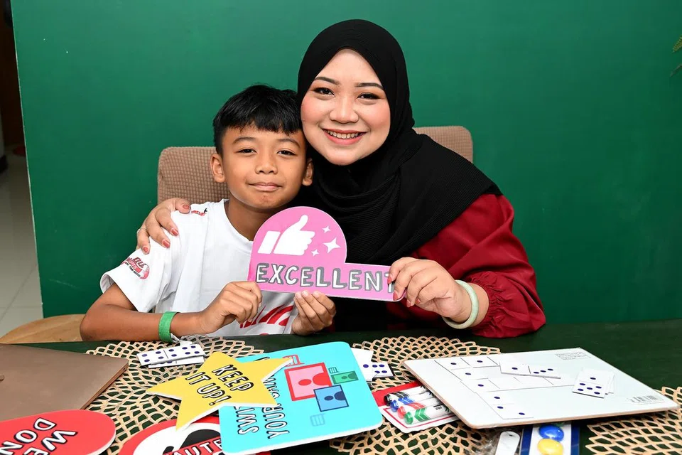 Apabila mengalami kesukaran dalam menjawab soalan-soalan pendaraban atau ‘multiplication’, Cik Siti Hajar Ma’mor juga akan menerapkan konsep yang dikongsikan dalam sesi KelasMateMatika (KMM) kepada anak-anaknya, termasuk anak keduanya, Aeril Syazwan Muhammad Ammin (kiri).