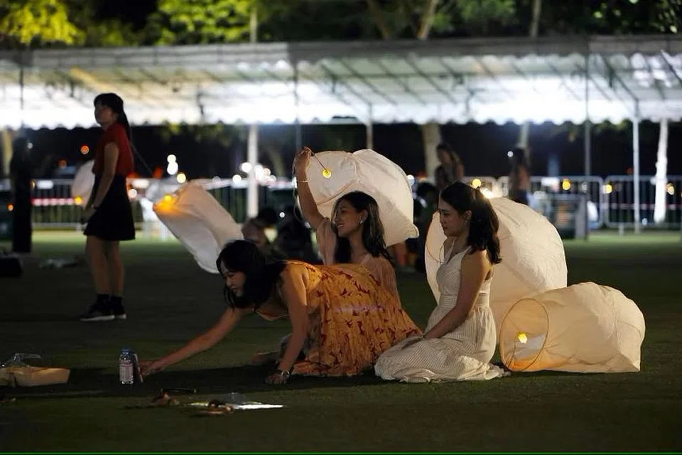 Acara tersebut gagal mendapatkan kelulusan yang diperlukan untuk melepaskan tanglung dengan nyalaan api ke langit.