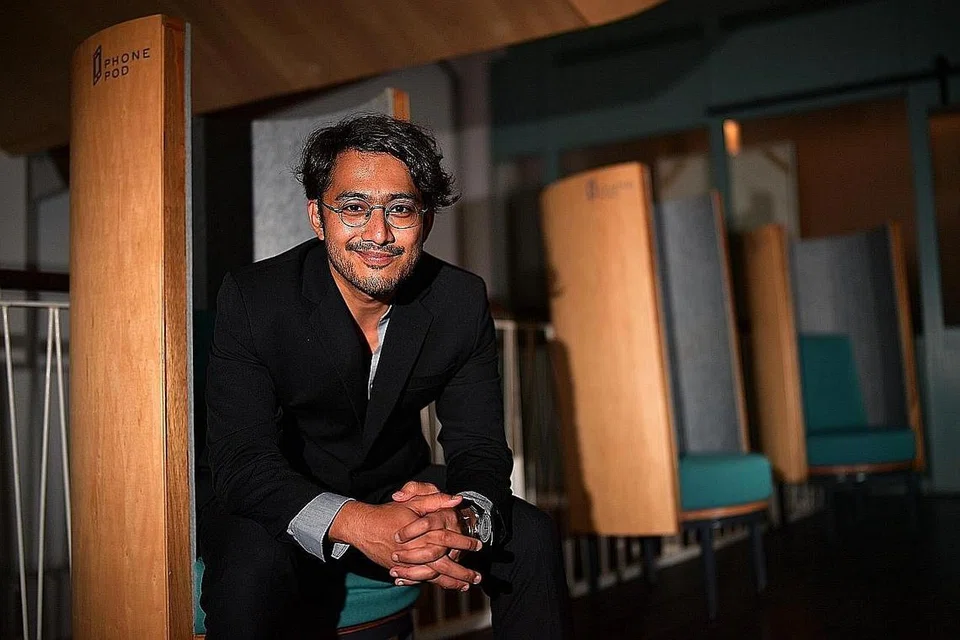 SINGSING LENGANG: Peguam Muslim Albakri sering menghulurkan bantuan kepada masyarakat dengan mengongsi pengalaman yang diraihnya dalam bidang guaman. - Foto BH oleh LIM YAOHUI