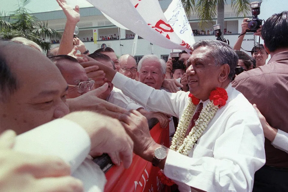 MENANG TANPA BERTANDING: Encik Nathan (kanan) dipilih sebagai Presiden selepas menang tanpa bertanding dalam pilihan raya Presiden pada 1999.
