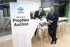 WADAH PENJUALAN BARU: Encik Ismail (kanan) dan Encik Clarence Goh, ketua penjualan korporat dan lelongan PropNex, menyediakan wadah penjualan baru bagi pemilik flat. - Foto PROPNEX REALTY