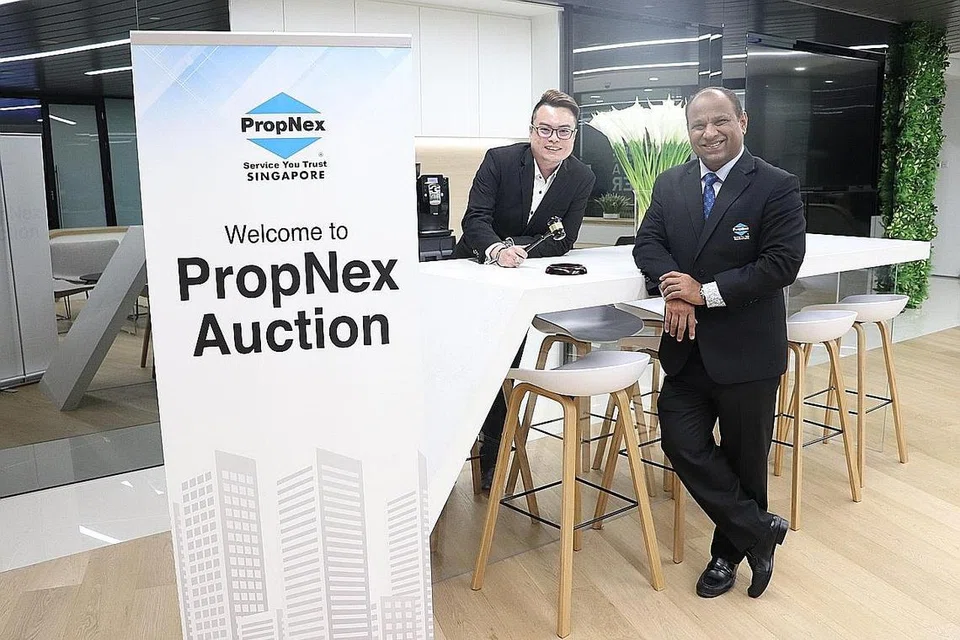 WADAH PENJUALAN BARU: Encik Ismail (kanan) dan Encik Clarence Goh, ketua penjualan korporat dan lelongan PropNex, menyediakan wadah penjualan baru bagi pemilik flat. - Foto PROPNEX REALTY