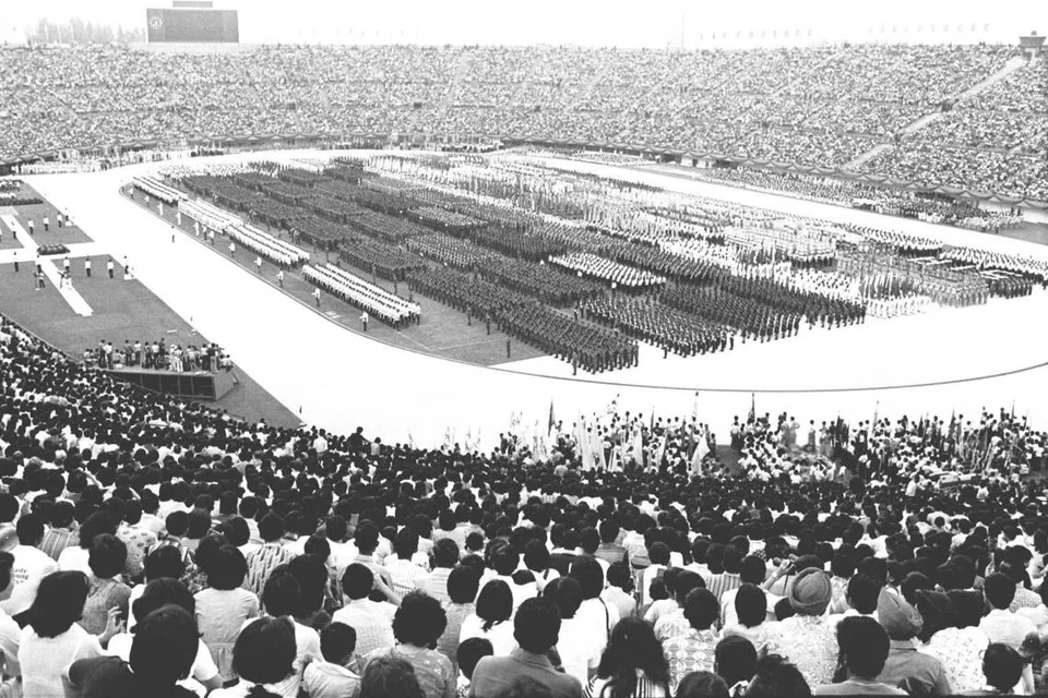 Sekitar 60,000 penonton memenuhi kapasiti Stadium Negara semasa NDP pada 9 Ogos 1976. Stadium tersebut dibina pada 1973 dengan kos $50 juta.