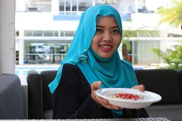 PILIHAN BERMUTU: Ustazah Siti Khadijah Ali menyediakan hidangan 'Overnight Oats' yang mempunyai khasiat tinggi. - Foto BH oleh TIMOTHY DAVID