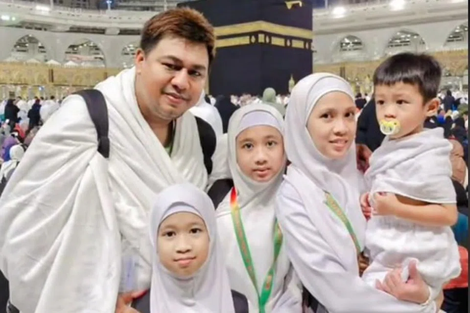 Allahyarhamha Nureen Fateha (tengah) ketika menunaikan umrah pada Januari bersama bapa dan ibunya, Encik Md Zulhaidi Hassan dan Cik Norsahida Mohamed Amin, serta adiknya, Nureez Soleha, sembilan tahun, dan Noah Zulfaqar, tiga tahun.