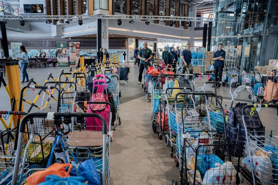 Sumbangan keperluan asas seperti beras, minyak masak, roti, gula dan lain lagi diberikan kepada penerima manfaat Pertapis. 