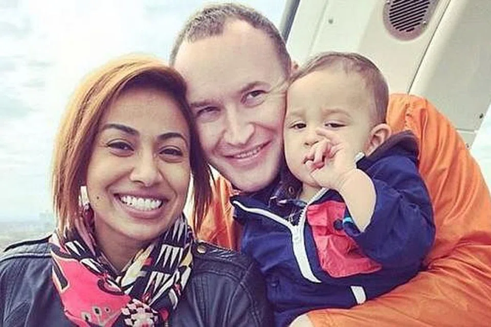 BERSAMA ORANG TERSAYANG: Ning Baizura bersama suami, Omar Sharif Christopher Layton Dalton, dan anak lelakinya, Ryan Sky Dalton. - Foto LAMAN FACEBOOK NING BAIZURA