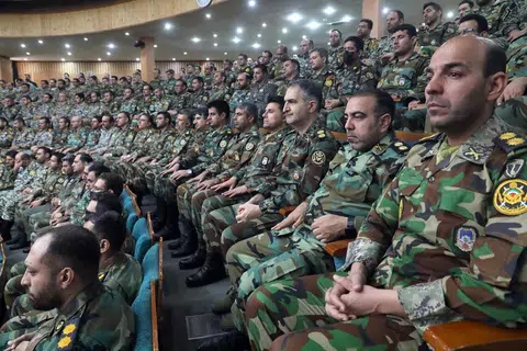 Foto yang dikeluarkan pada 7 Januari 2026 oleh pejabat media Tentera Iran menunjukkan para pelajar akademi ketenteraan mendengar ucapan Ketua Tentera Iran, Jeneral Amir Hatami (tidak kelihatan), di Teheran.
Ketua tentera Iran itu memberi amaran bahawa negara tersebut tidak akan berdiam diri dan membiarkan dirinya diancam oleh kuasa luar, susulan sokongan Amerika Syarikat dan Israel terhadap protes anti-kerajaan di Iran.
“Republik Islam Iran menganggap peningkatan retorik bermusuhan terhadap rakyat Iran sebagai satu ancaman dan tidak akan bertolak ansur terhadap kesinambungannya tanpa sebarang tindak balas,” kata Jeneral Amir Hatami, seperti dipetik oleh agensi Fars.