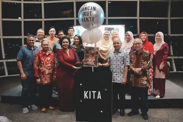 Karya sastera tempatan disifatkan sebagai wadah terbaik bagi generasi muda mengenali akar budaya serta warisan Singapura, kata Setiausaha Parlimen Kanan (Pendidikan merangkap Pembangunan Negara), Dr Syed Harun Alhabsyi (baris pertama, dua dari kanan) semasa majlis pelancaran sastera tempatan pada 14 Ogos.