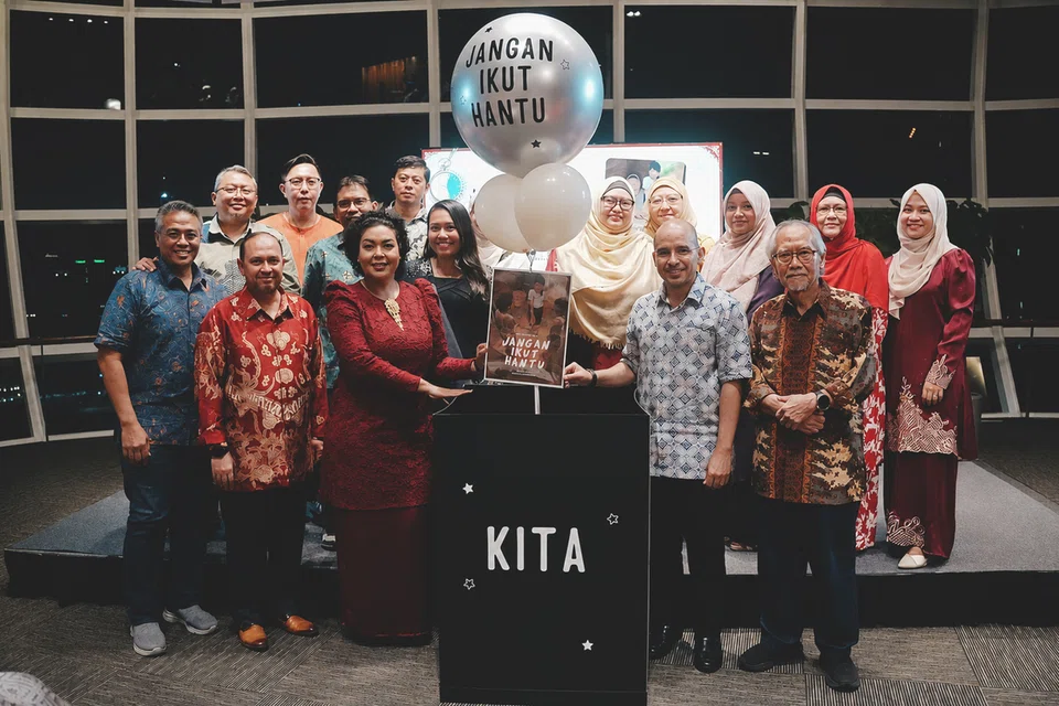Karya sastera tempatan disifatkan sebagai wadah terbaik bagi generasi muda mengenali akar budaya serta warisan Singapura, kata Setiausaha Parlimen Kanan (Pendidikan merangkap Pembangunan Negara), Dr Syed Harun Alhabsyi (barisan pertama, dua dari kanan), semasa majlis pelancaran sastera tempatan pada 14 Ogos, di The Pod, Lembaga Perpustakaan Negara (NLB).