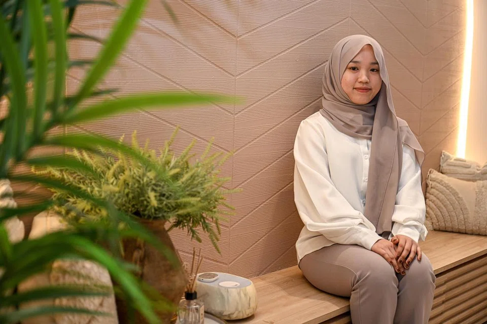 Cik Dewi ingin kerja selama 10 tahun dengan Cik Nurul Aini sebelum pulang ke tanah airnya. 