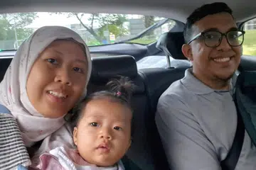 Cik Ummi Salamah Samat bersama anak sulungnya, Sumayyah Musa, yang berusia 14 bulan, dan suami, Encik Musa Rahamat.