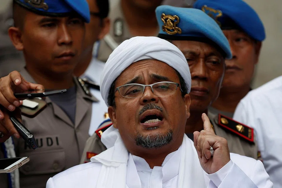 BERSIFAT TEGAR: Habib Rizieq merupakan pemimpin kumpulan Front Pembela Islam (FPI) yang kerap mencetuskan masalah dan terkenal dengan pengawasan moral. Kumpulan ini sering terlibat dalam kejadian sektarian seperti penutupan paksa gereja di Sumatera dan Jawa dan kekerasan terhadap kumpulan minoriti seperti Syiah dan Ahmadiyah. - Foto REUTERS