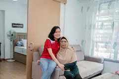 Pegawai Pasukan Sokongan Pemilikan Rumah (HST) Lembaga Perumahan dan Pembangunan (HDB), Cik Cherine Liu, bergambar bersama bekas penghuni flat sewa, Cik Aliya Qamaria Abdollah, yang beliau bantu mendapatkan flat sendiri pada 2023. 